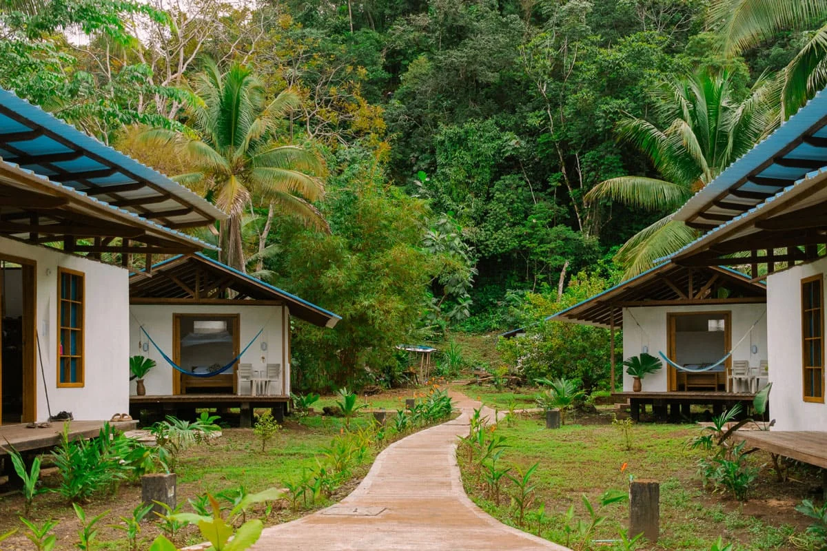 Vista de las instalaciones del Pacific Waves Hostel desde el jardín