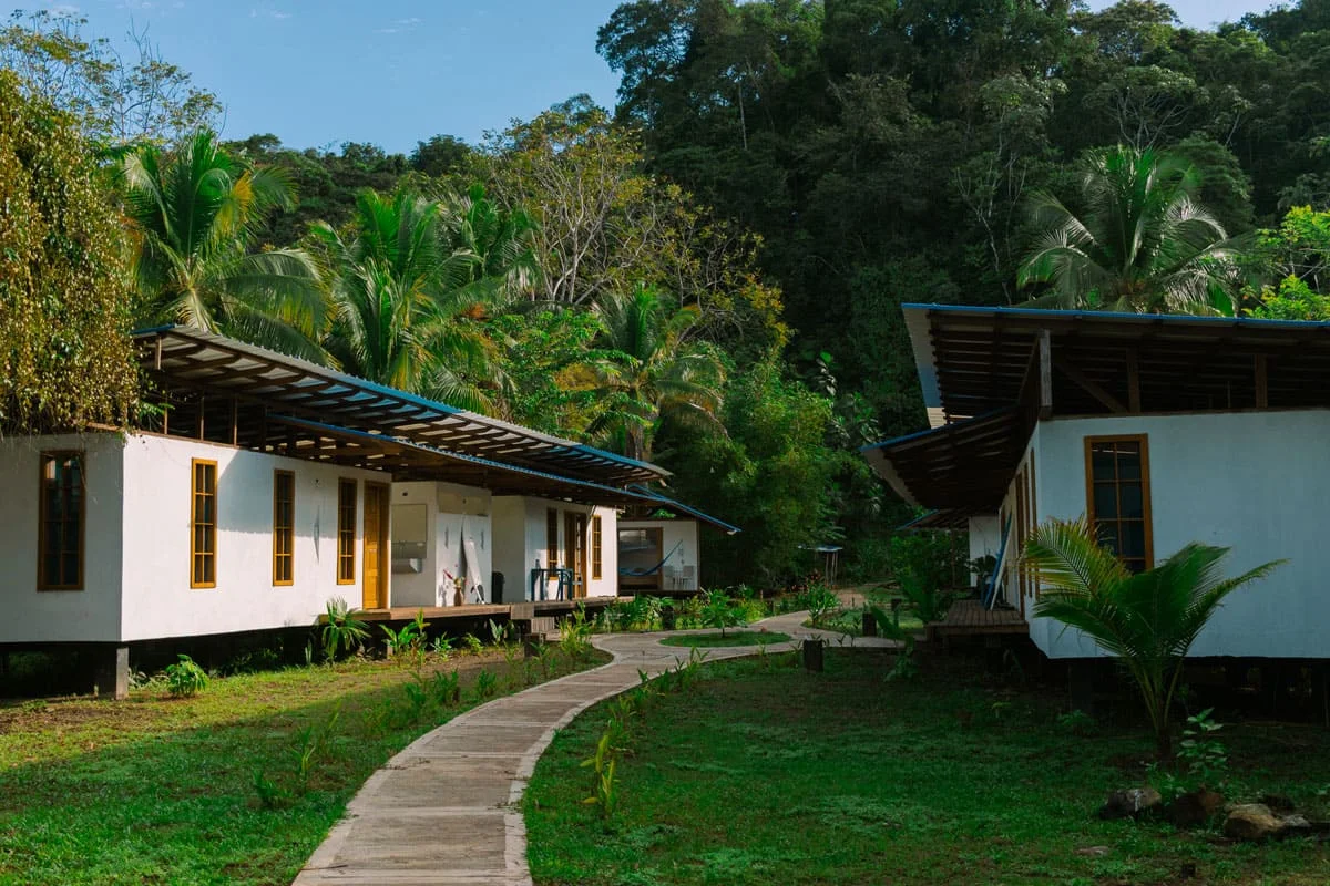 Área social del hostel con mobiliario artesanal y ambiente relajado
