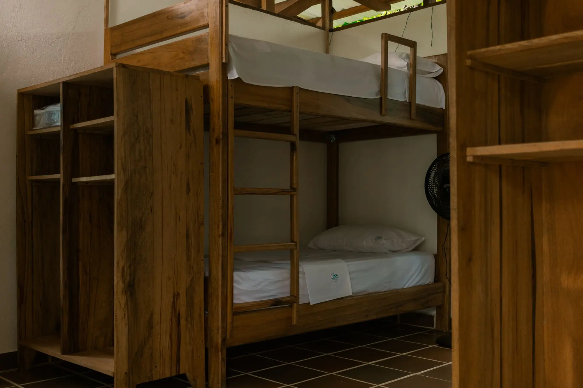 Ambiente social en dormitorio de 8 con decoración acogedora