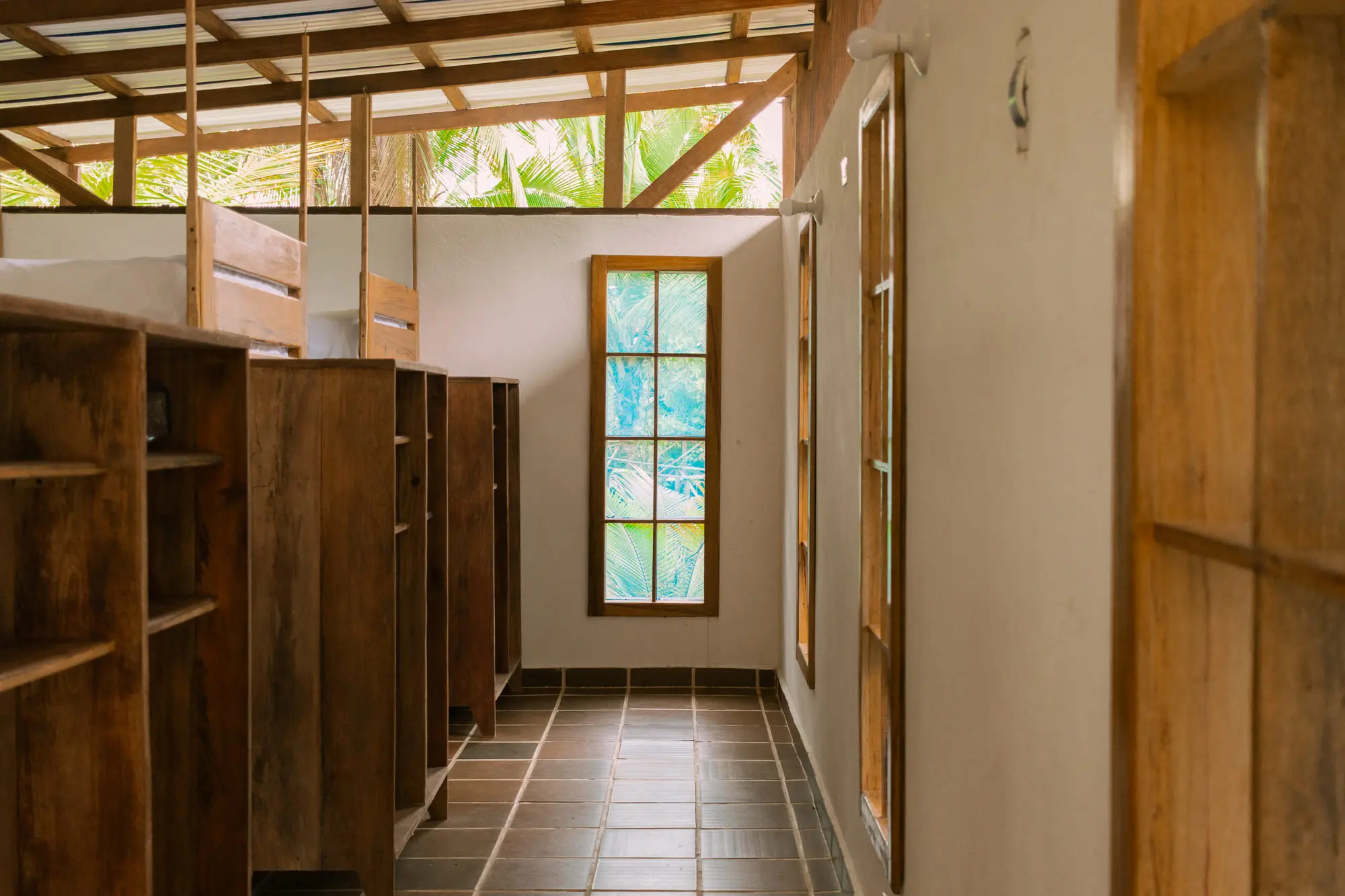 Habitación con luz natural y camas organizadas para 8