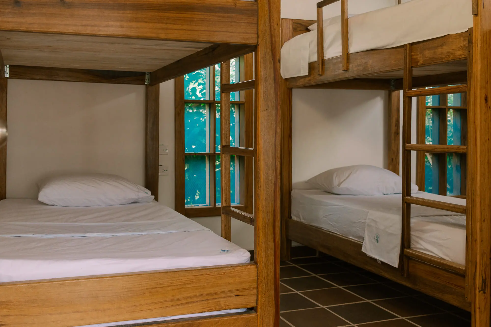 Decoración natural y rústica del dormitorio de 8 personas