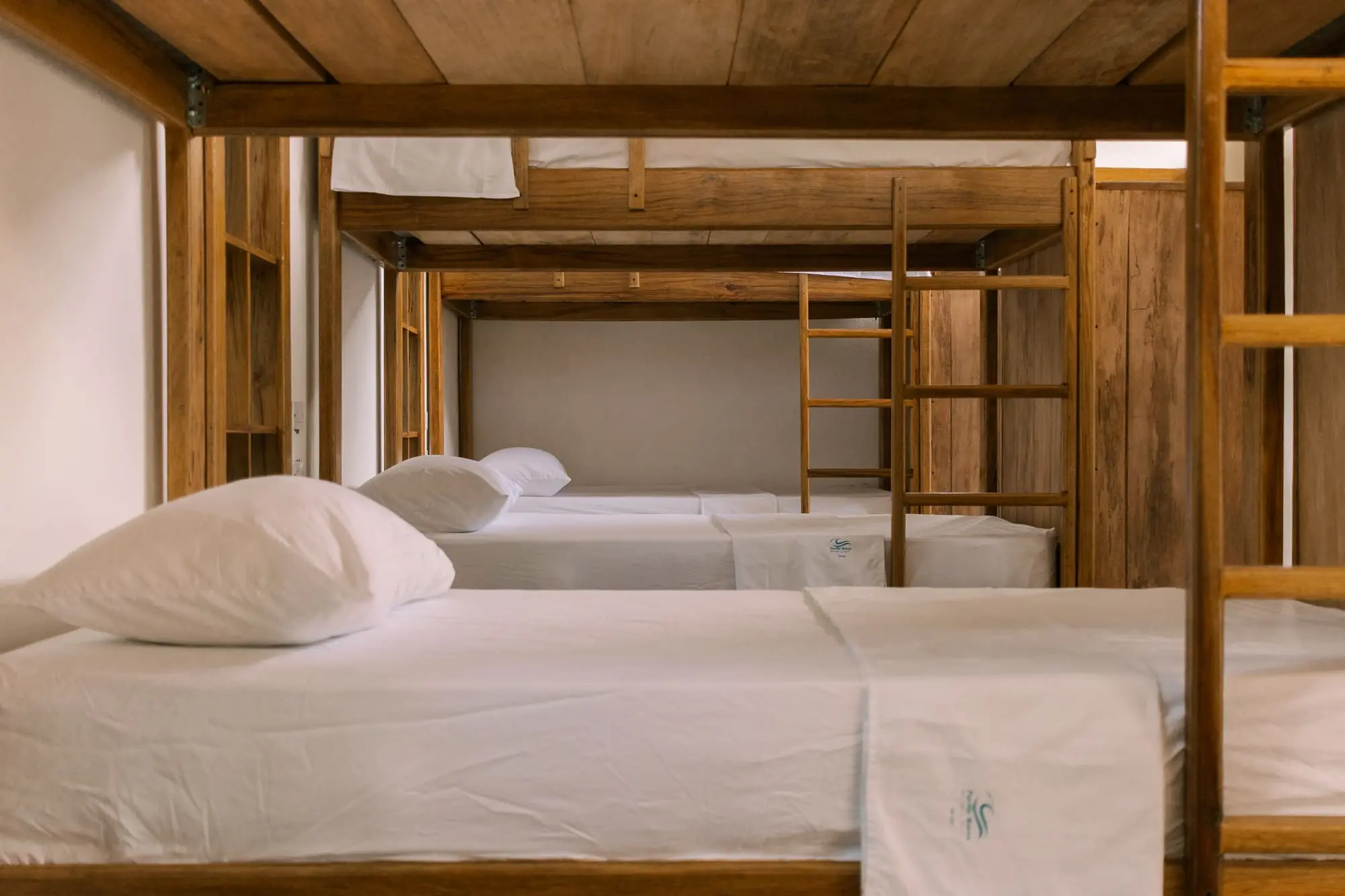Detalles de cama individual en dormitorio de 8