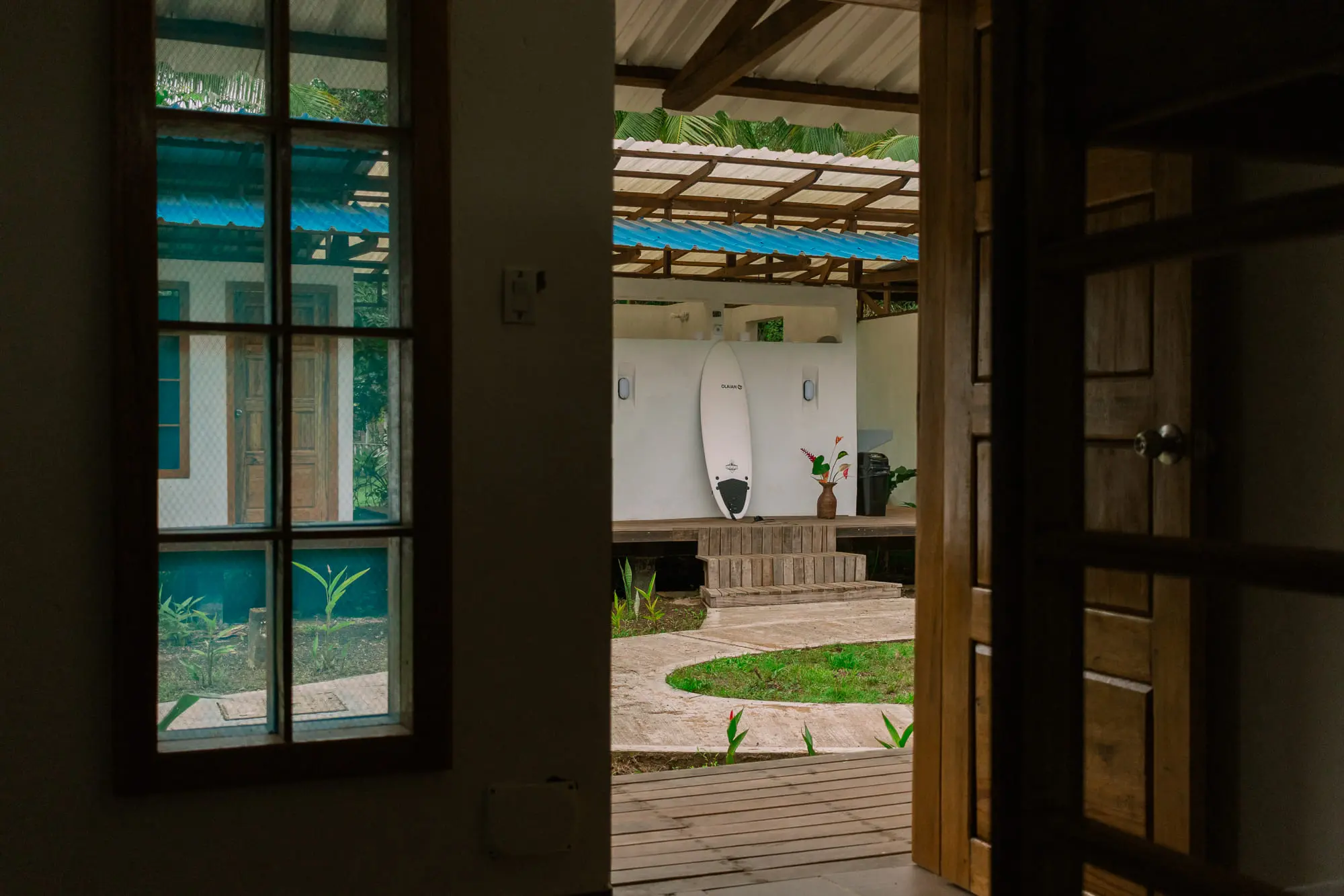 Camas con acceso individual y ventilador en habitación de 8