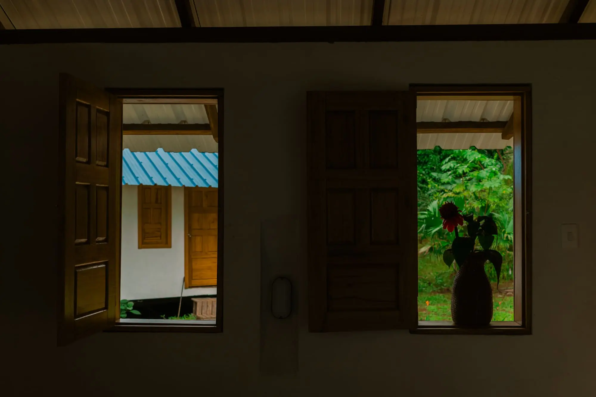 Vista frontal de la cabaña privada con techo de palma