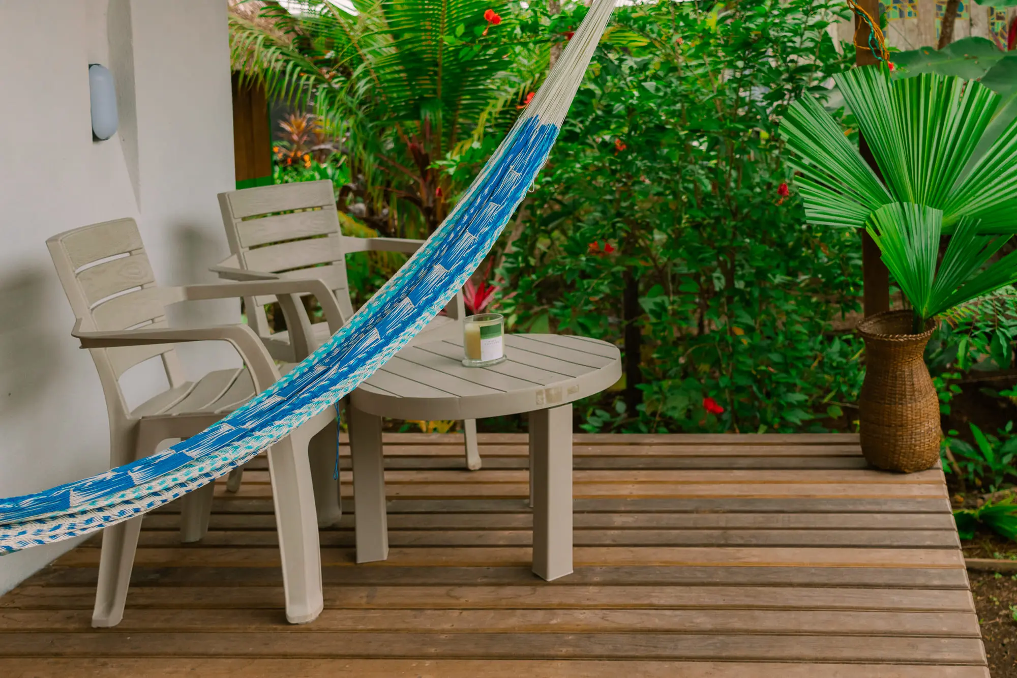 Terraza con sillas y hamaca en la cabaña privada