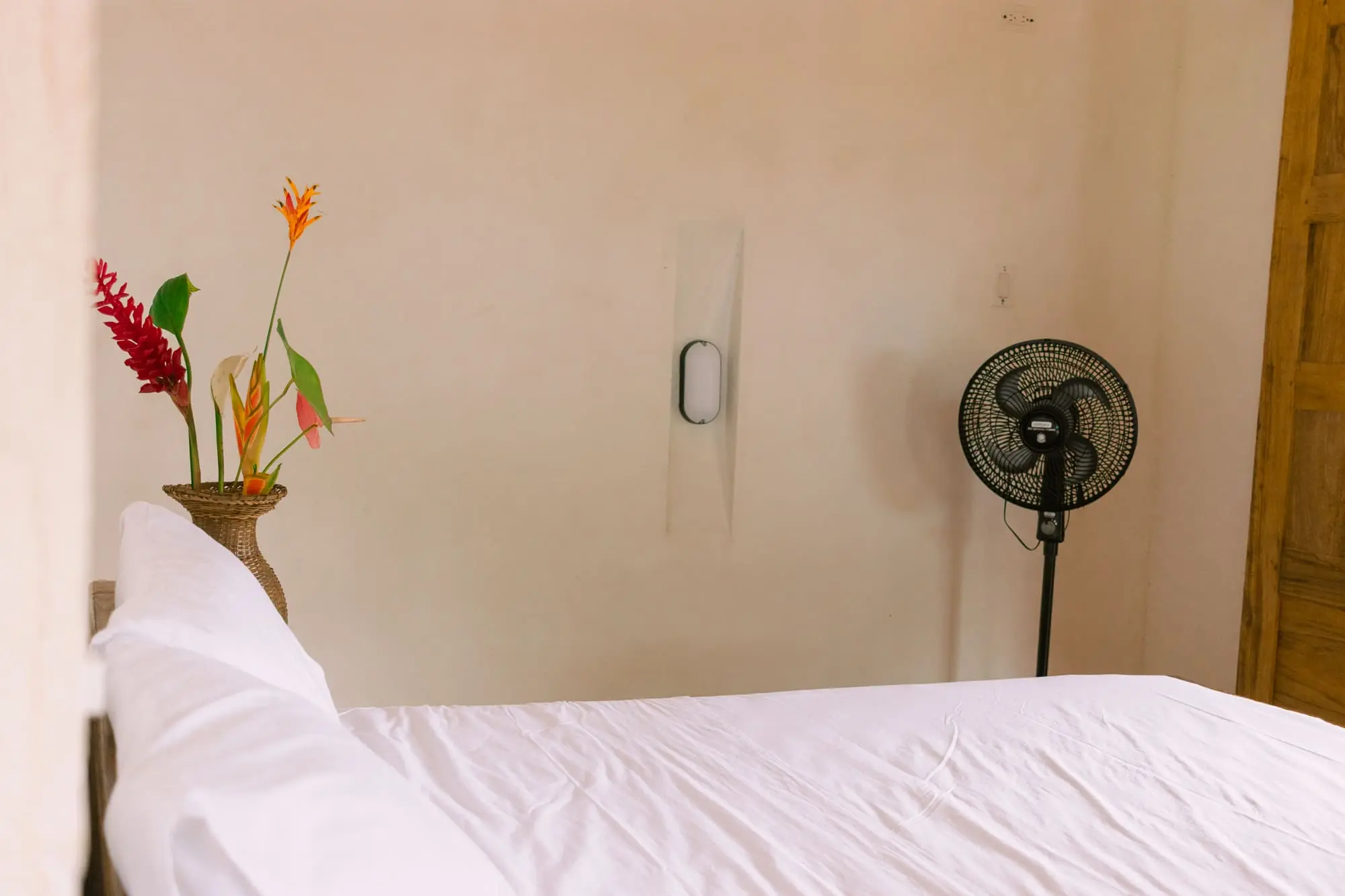 Interior de la cabaña privada con ventilador y decoración artesanal