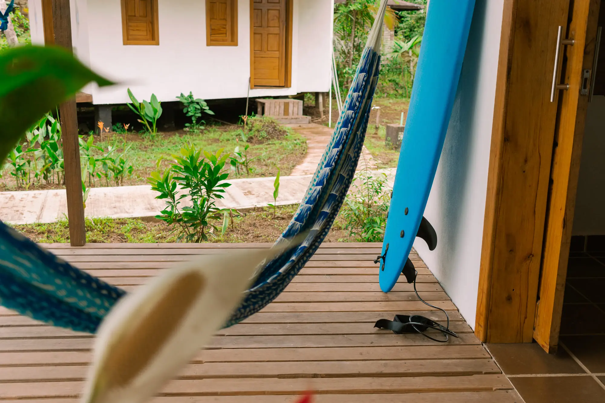Cabaña privada con puertas abiertas hacia la terraza
